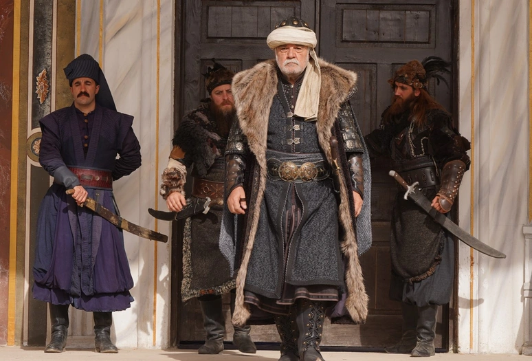 Evrenesoğlu Ali Bey, portrayed by Serdar Gökhan, stands in full armor, ready to fight in 'Mehmed Fetihler Sultani'