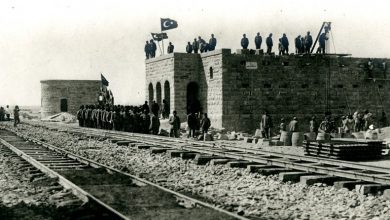 Ottoman military conscripts building the roof of Mu‘azzam station, taken in 1908. Photo credit The British Museum