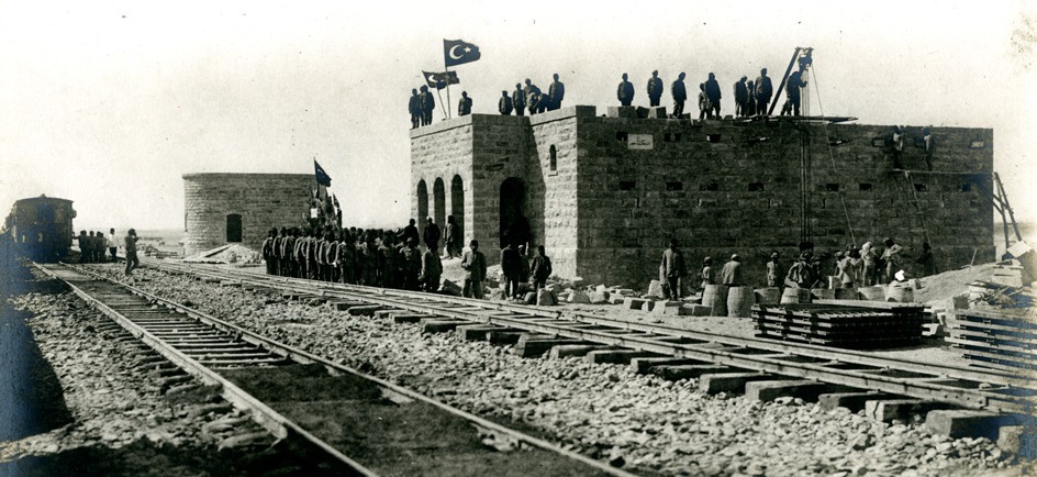 Ottoman military conscripts building the roof of Mu‘azzam station, taken in 1908. Photo credit The British Museum