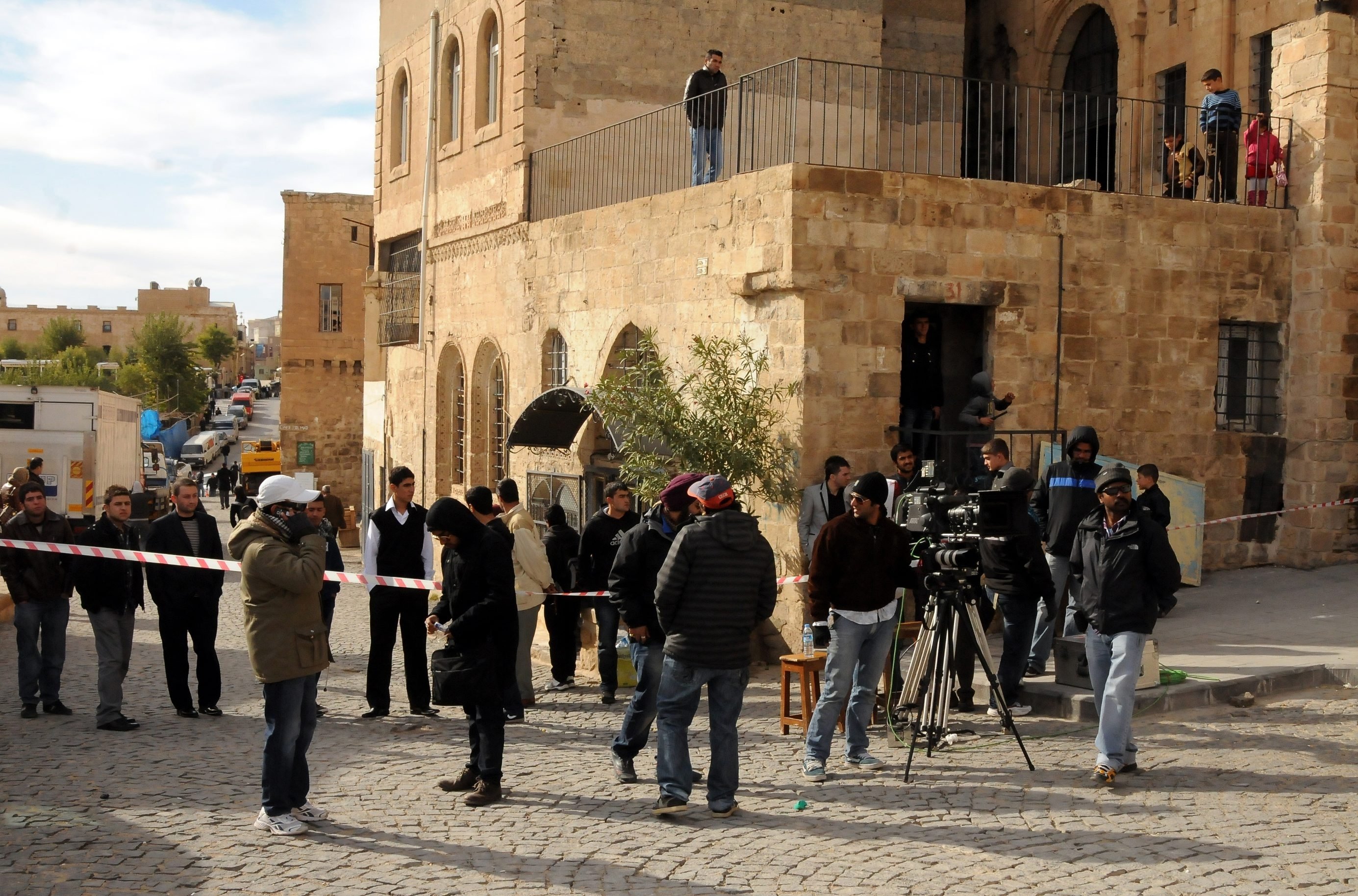 The crew of “Ek tha Tiger” (“Once There was a Tiger”) during the shootings in Mardin, southeastern Turkey, Nov. 8, 2011. (AA Photo)