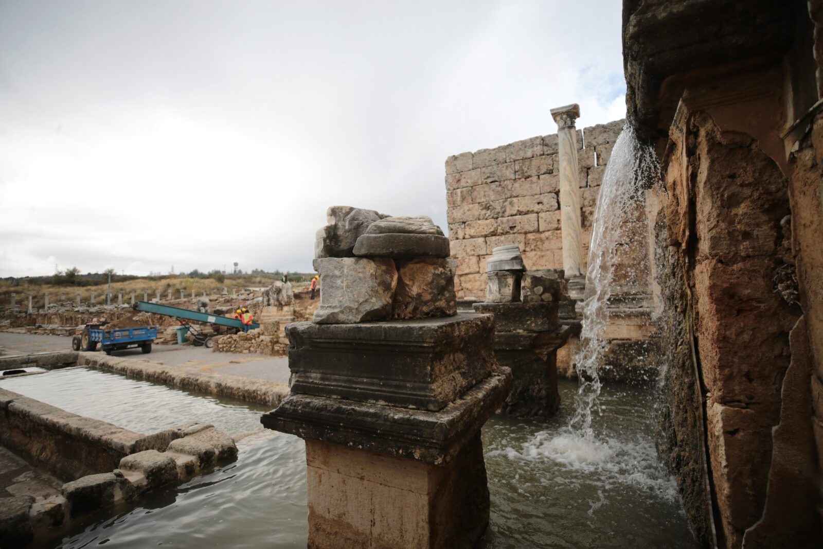 Water flows again after 1,800 years at ancient Kestros Fountain in Türkiye's Perge