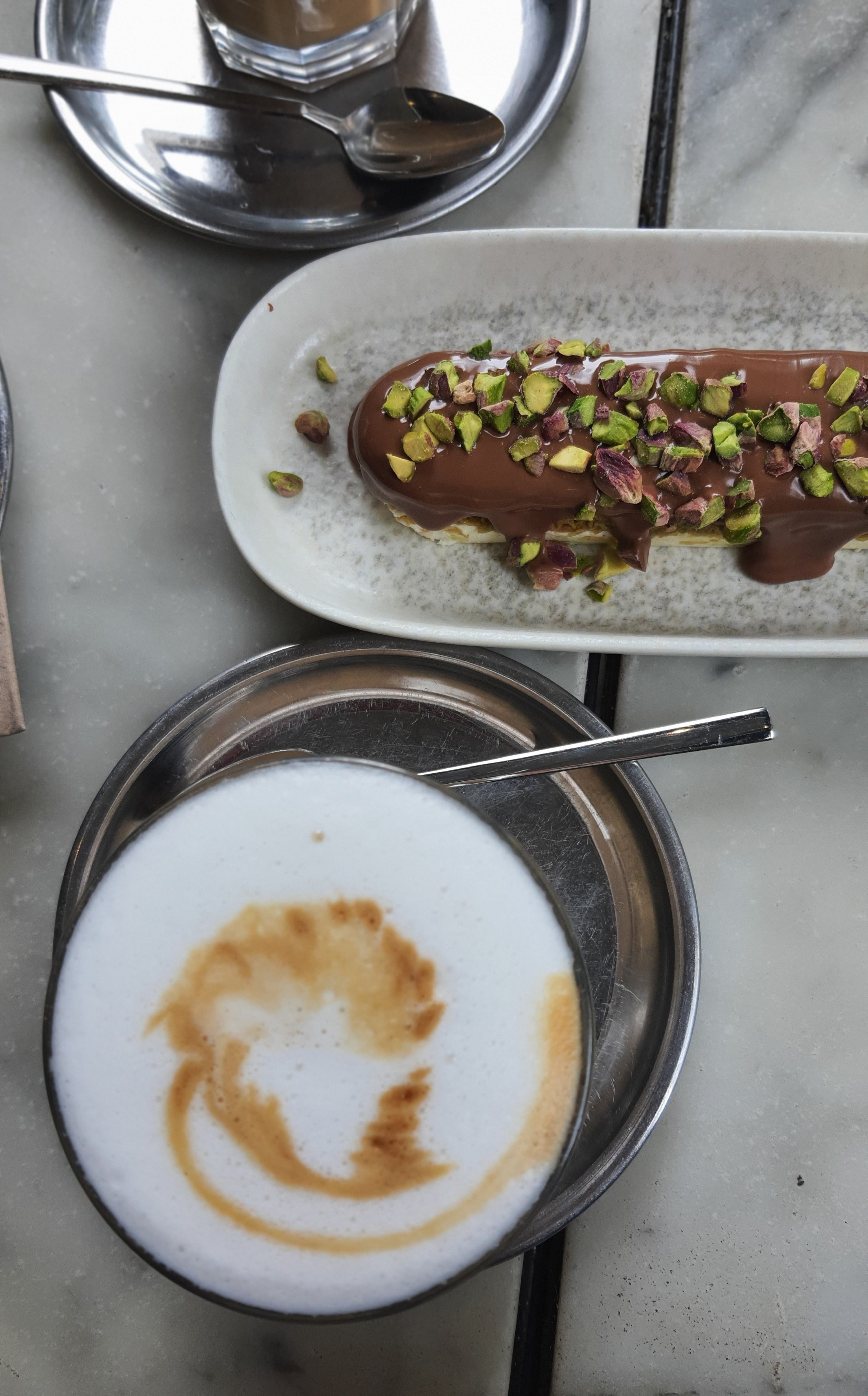 A latte and a desert inspired by the concept of Dubai chocolate in a coffee shop in the Kadıköy district, Istanbul, Türkiye, Sept. 30, 2024. (Photo by Amina Ali)