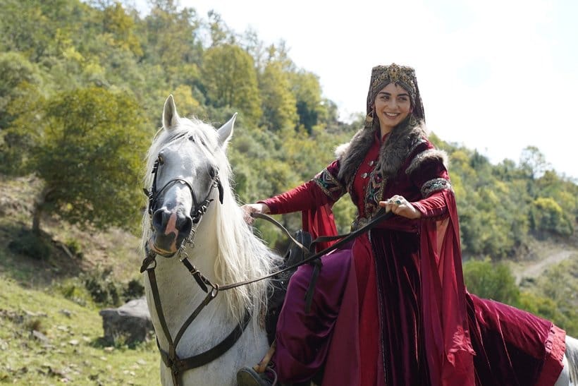 Özge Törer as Bala Hatun in Kuruluş Osman, captivating global audiences with her portrayal of a strong and loyal Ottoman woman.