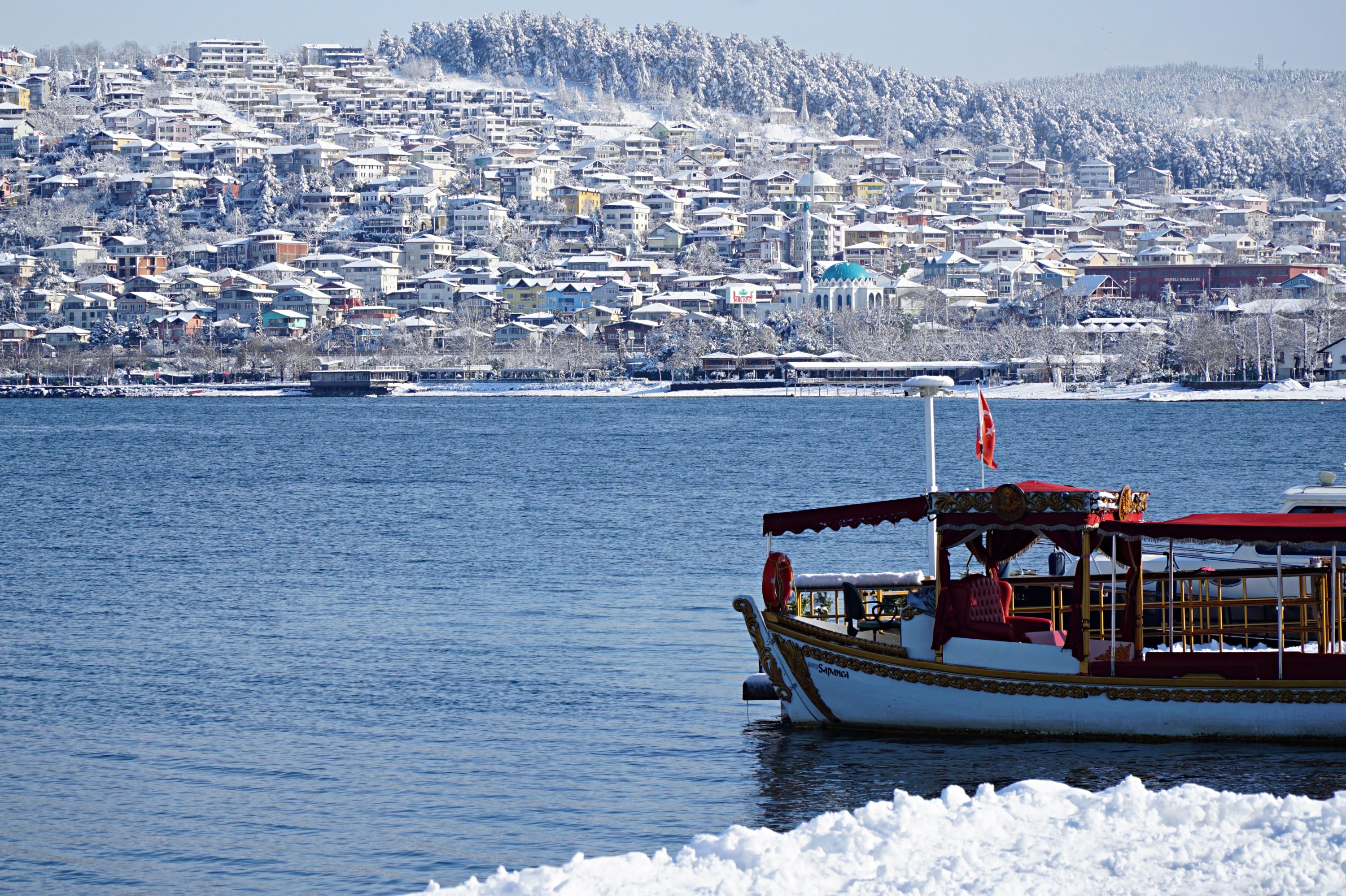 View of Sapanca Lake under snow in Sakarya, Türkiye. Jan. 18. 2021. (Getty Images Photo)