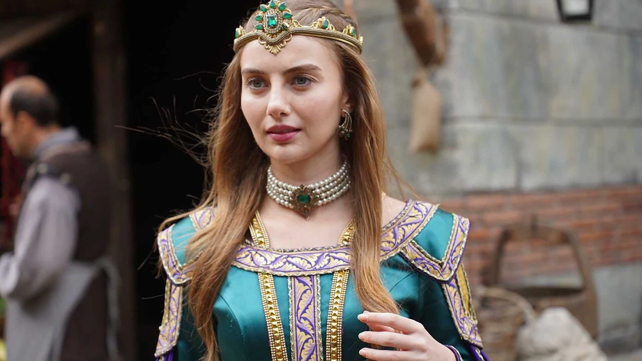 Who is Anna Notaras? Who is Emel Özcan in Mehmed: Sultan of the Conquests, how old is she?