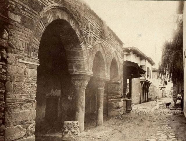 Iznik tarih ve Müze Komitesi yayini. Istanbul: Kenan Matbaasi, 1943.