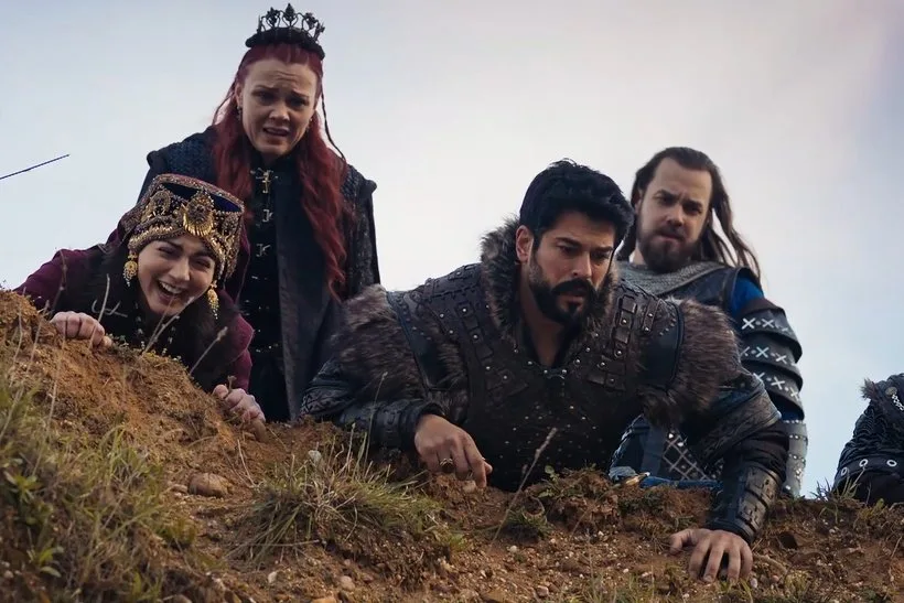 Halime stands on the cliff in Kuruluş Osman Episode 188 as her secret is revealed.