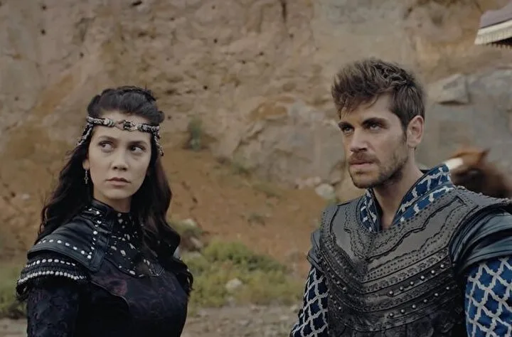 Emre Bey as Orhan Bey in Kuruluş Osman; Ecem Sena Bayır as Nilüfer Hatun in costume during a dramatic farewell scene.